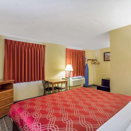 Econo Lodge Lansing - Leavenworth Buitenkant foto