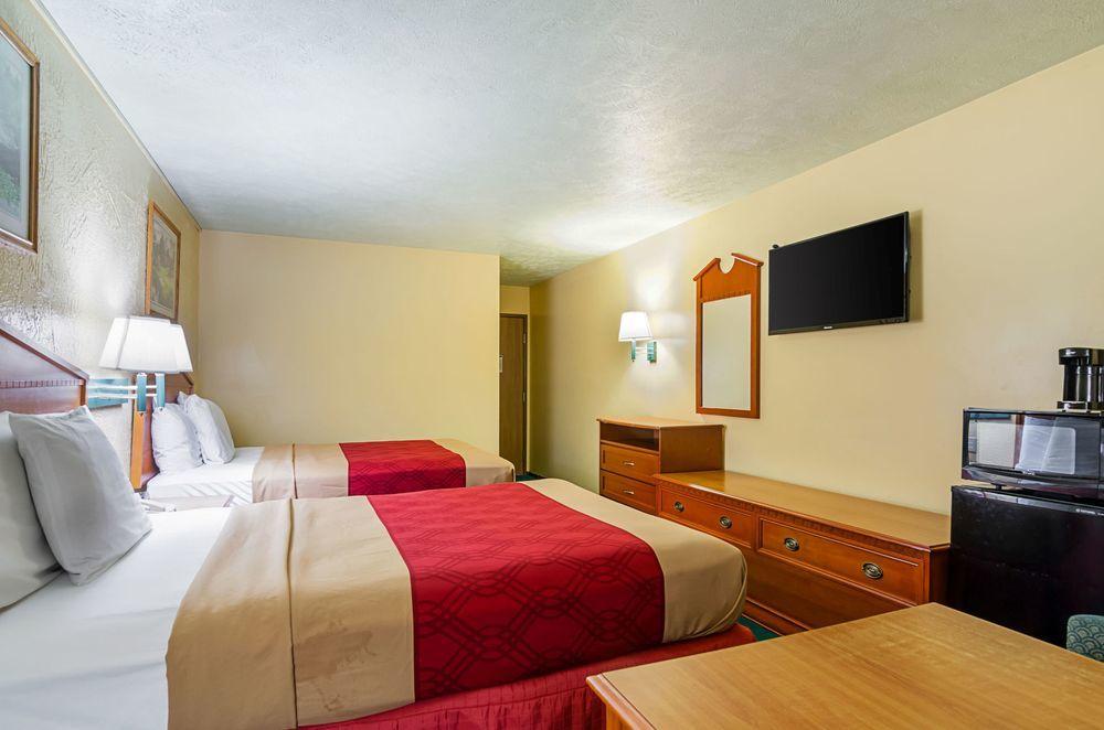 Econo Lodge Lansing - Leavenworth Buitenkant foto