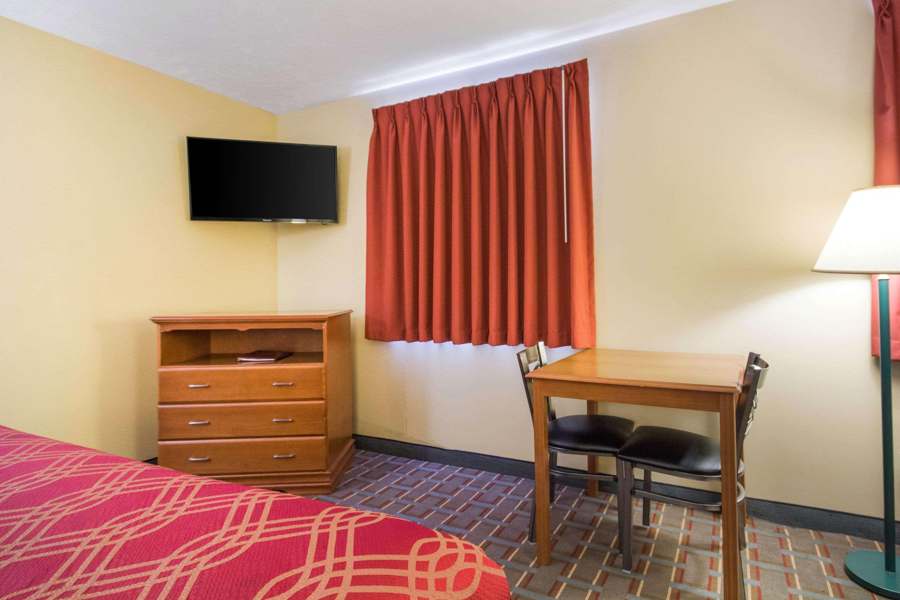 Econo Lodge Lansing - Leavenworth Buitenkant foto