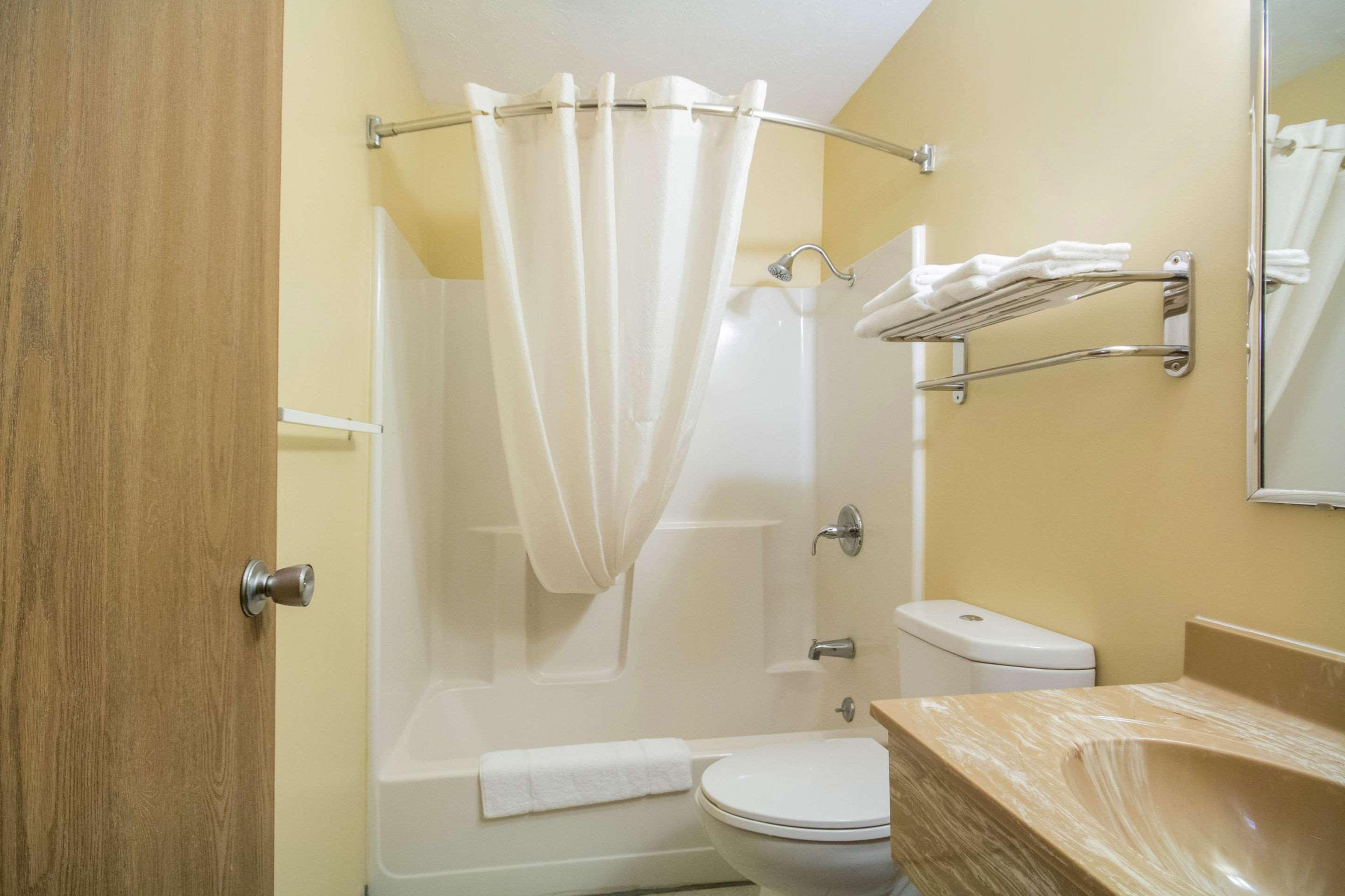 Econo Lodge Lansing - Leavenworth Buitenkant foto
