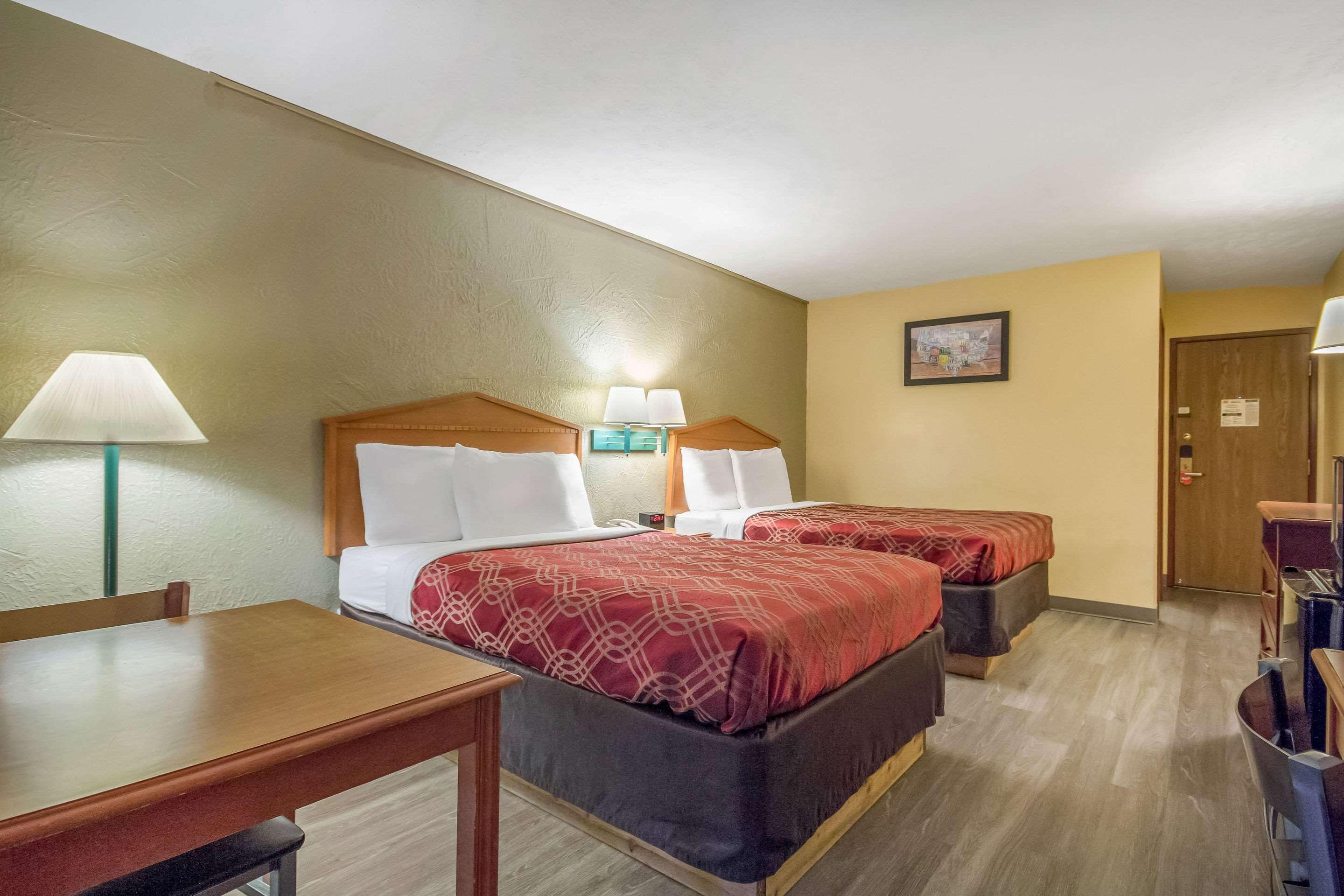 Econo Lodge Lansing - Leavenworth Buitenkant foto