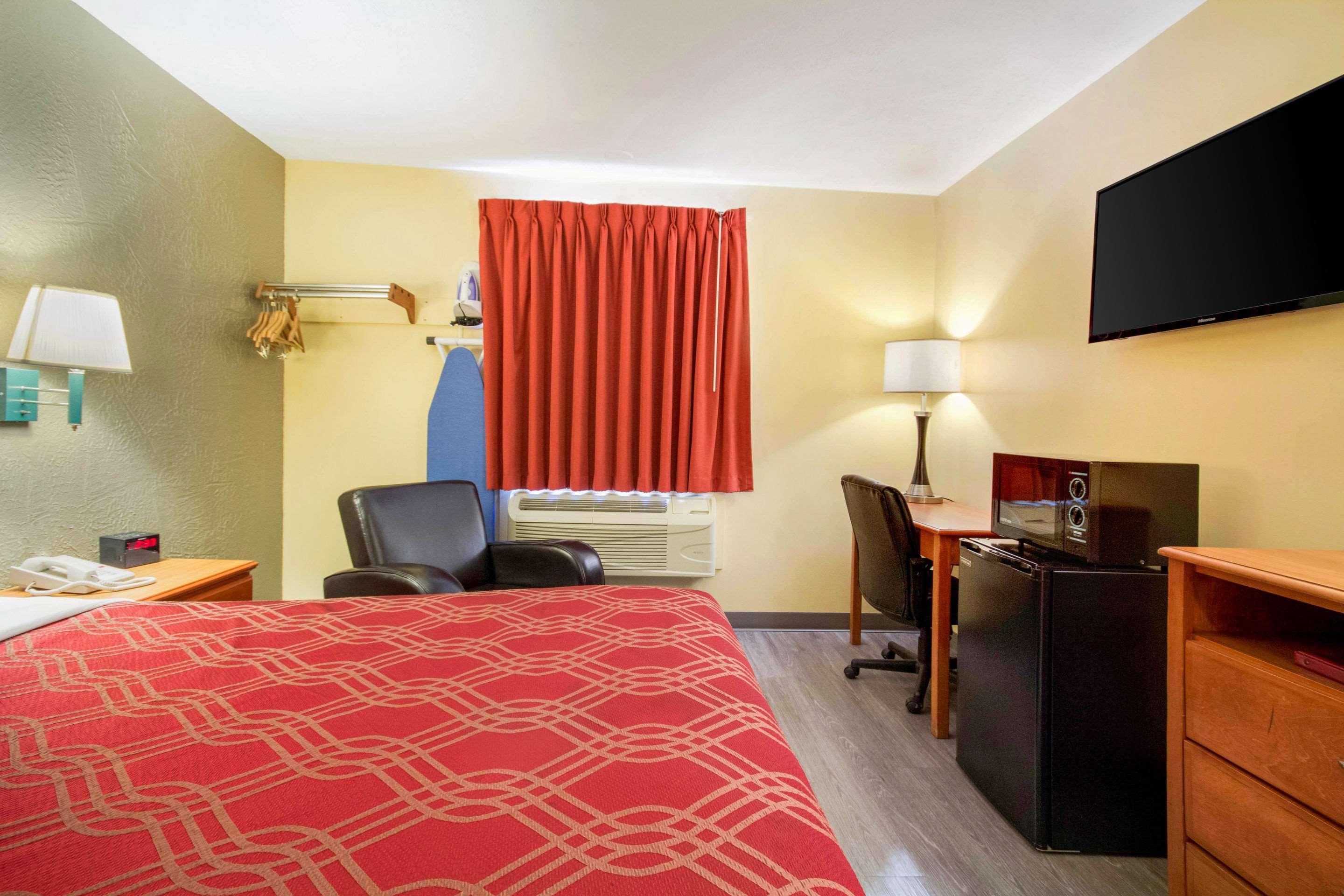 Econo Lodge Lansing - Leavenworth Buitenkant foto