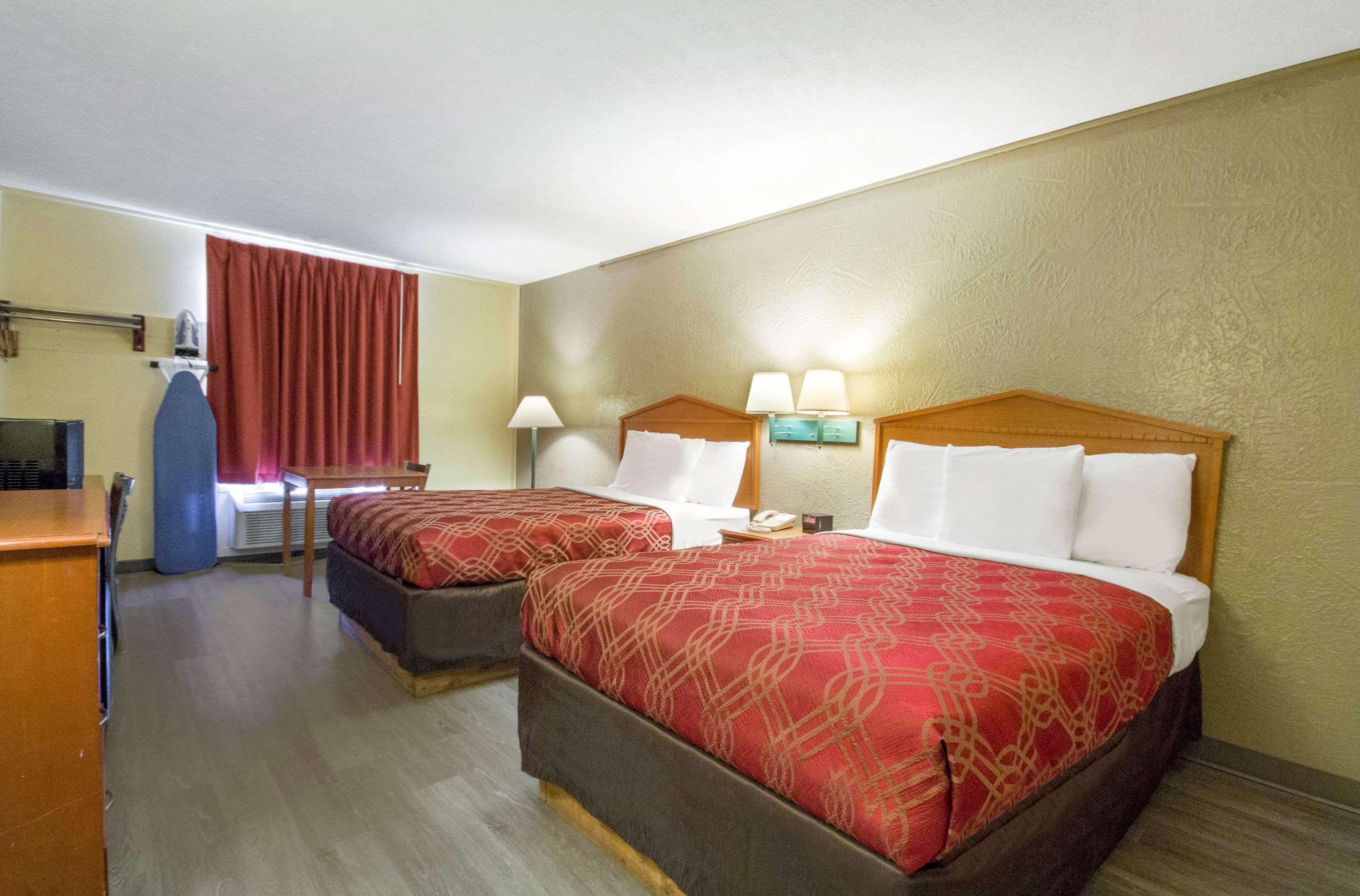 Econo Lodge Lansing - Leavenworth Buitenkant foto