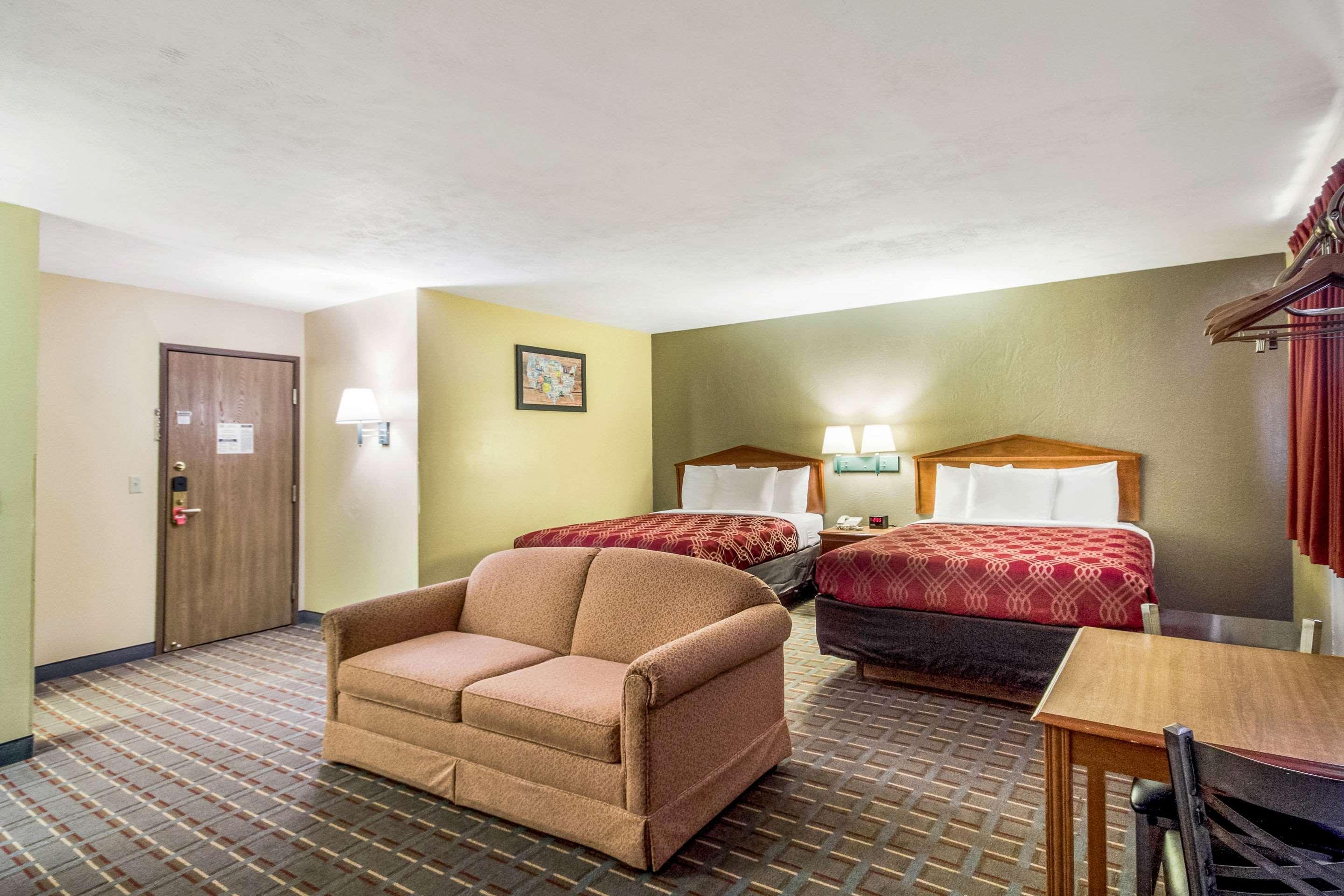 Econo Lodge Lansing - Leavenworth Buitenkant foto