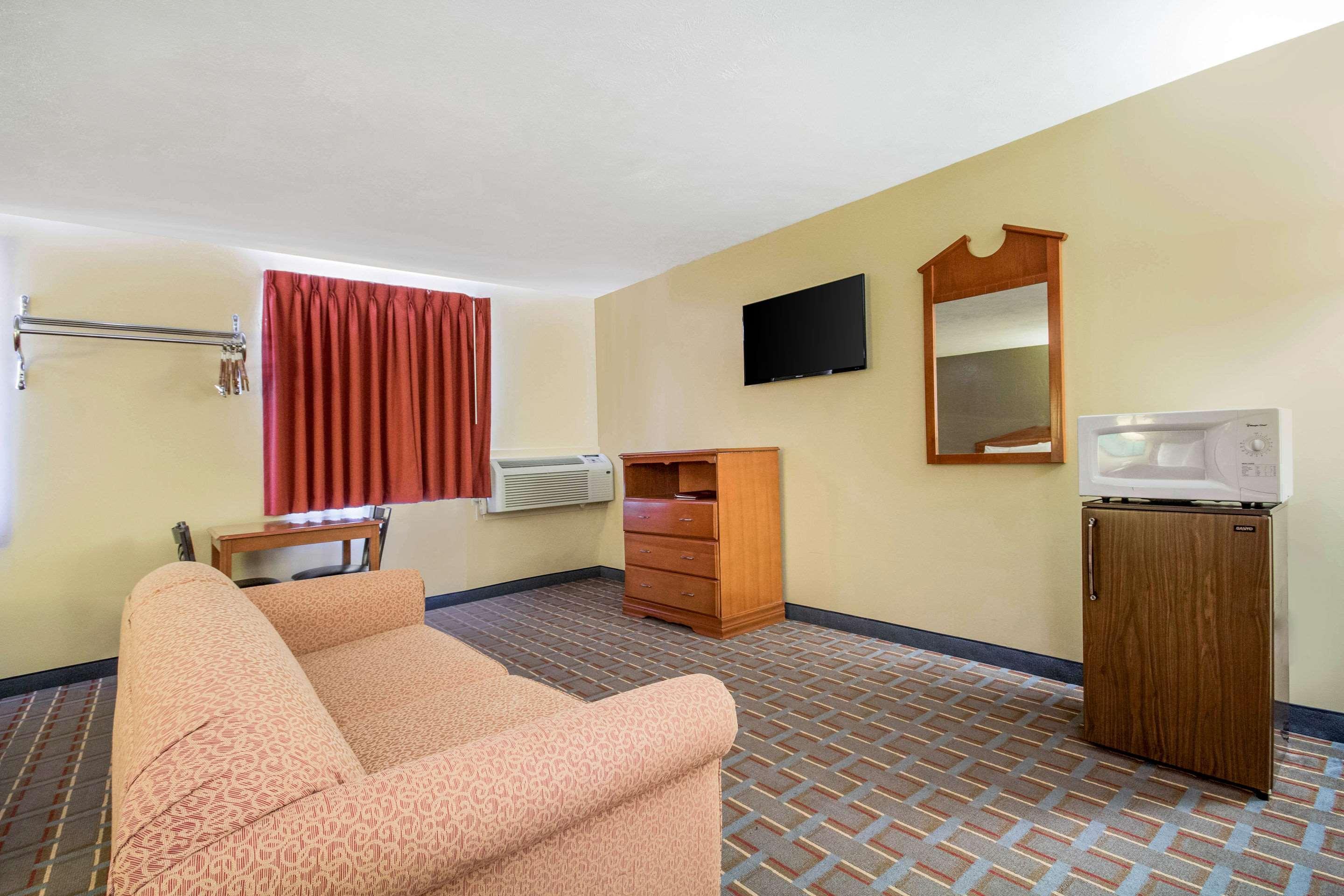 Econo Lodge Lansing - Leavenworth Buitenkant foto