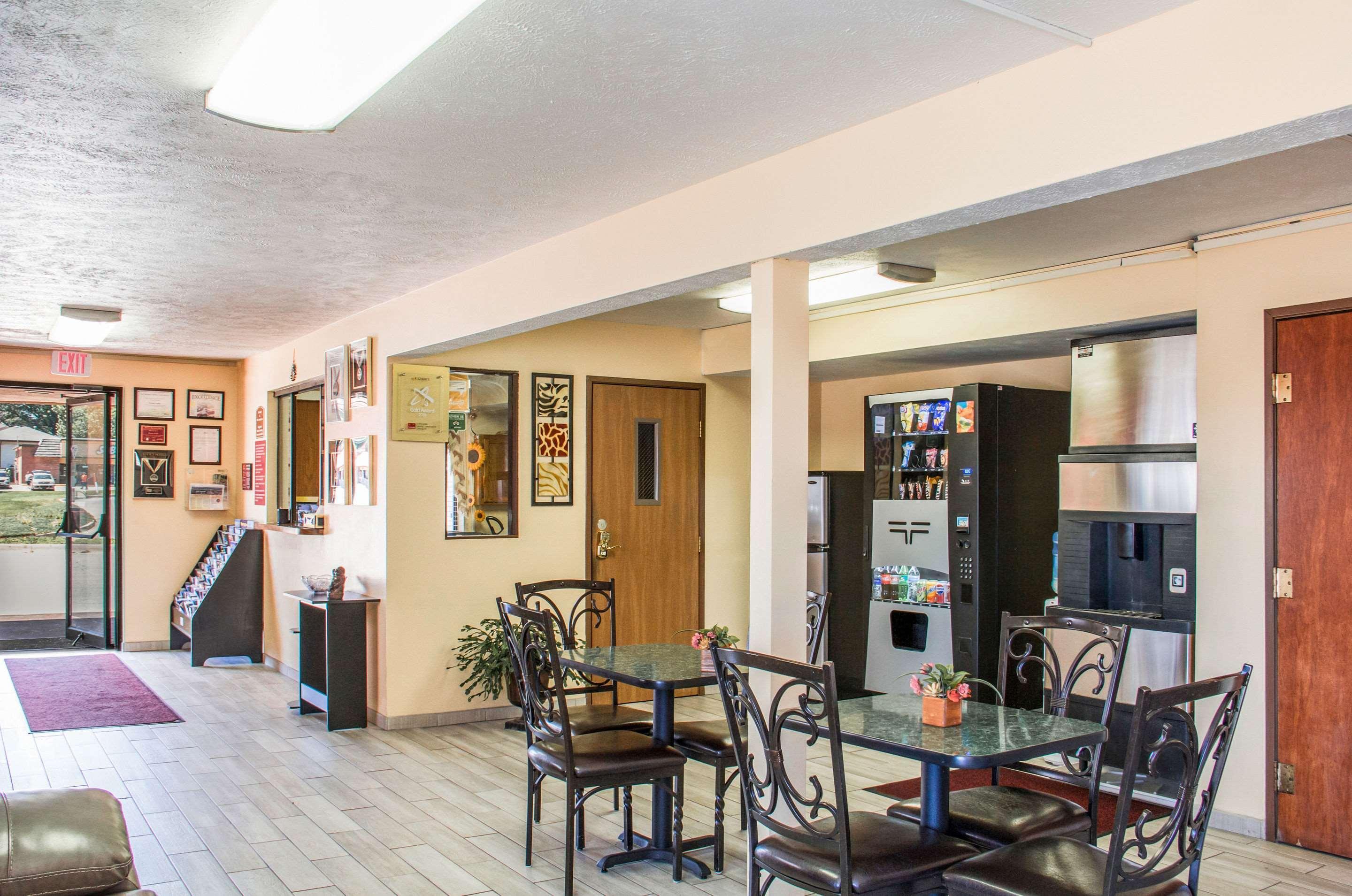 Econo Lodge Lansing - Leavenworth Buitenkant foto