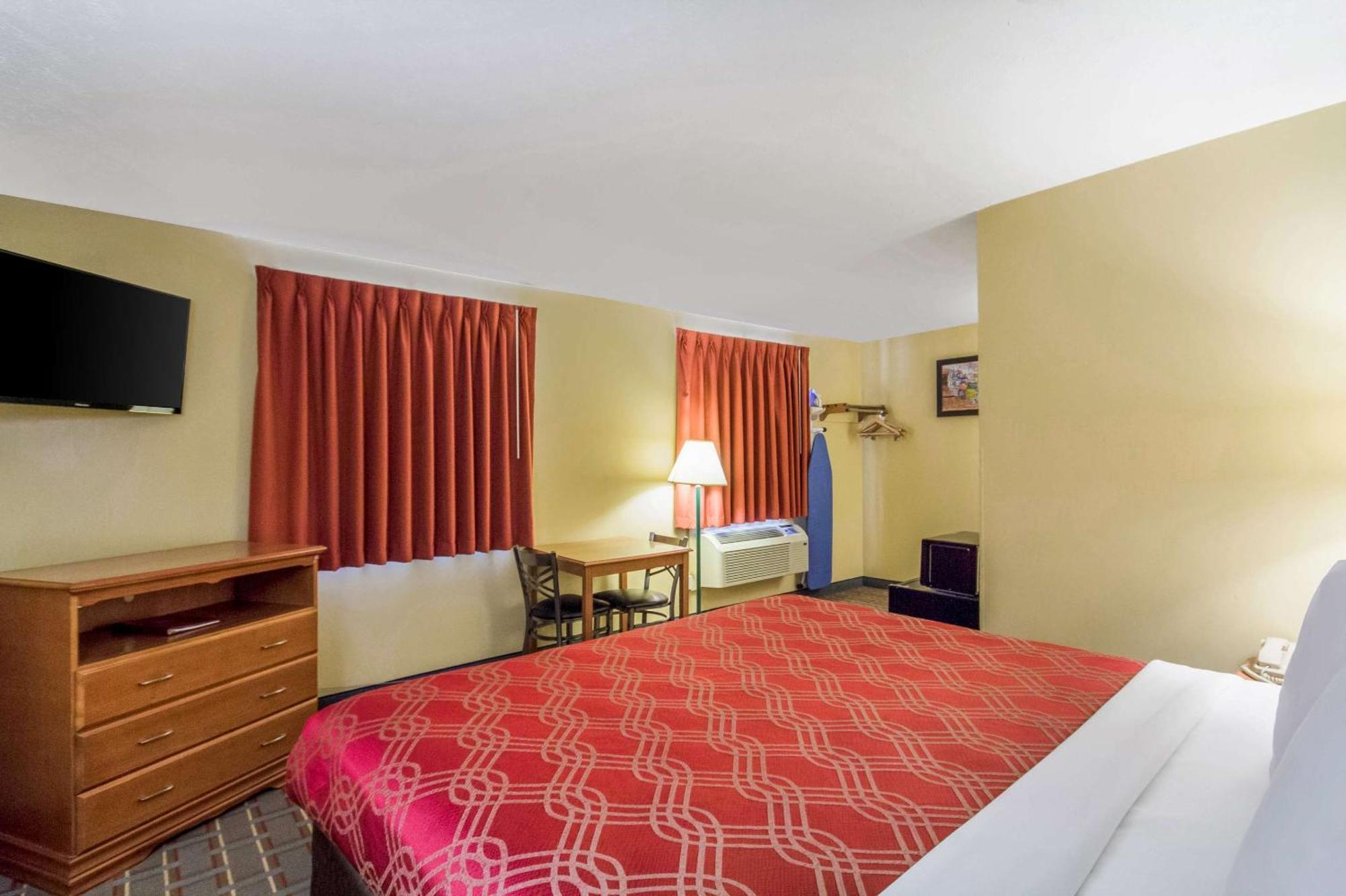 Econo Lodge Lansing - Leavenworth Buitenkant foto