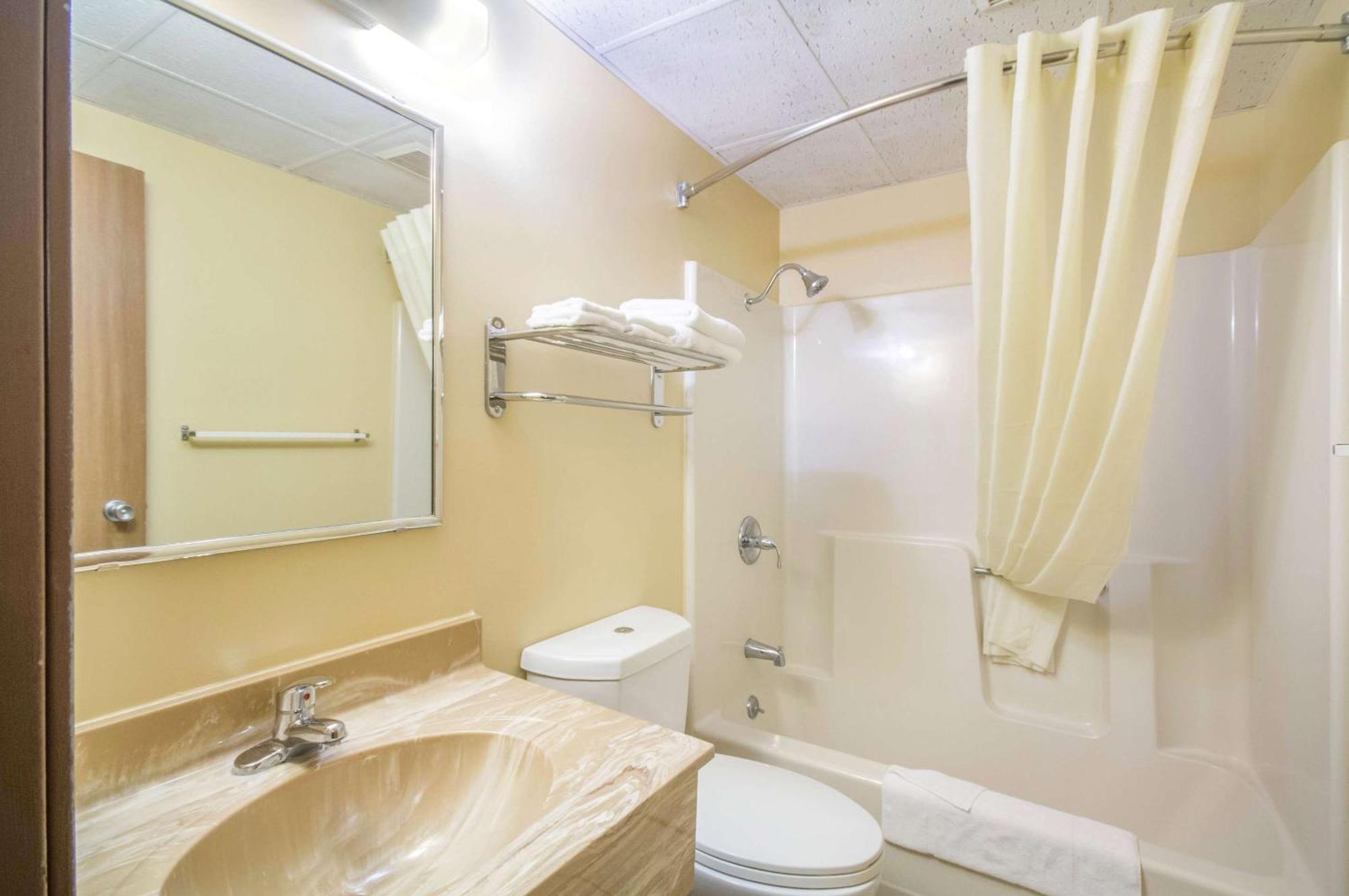 Econo Lodge Lansing - Leavenworth Buitenkant foto
