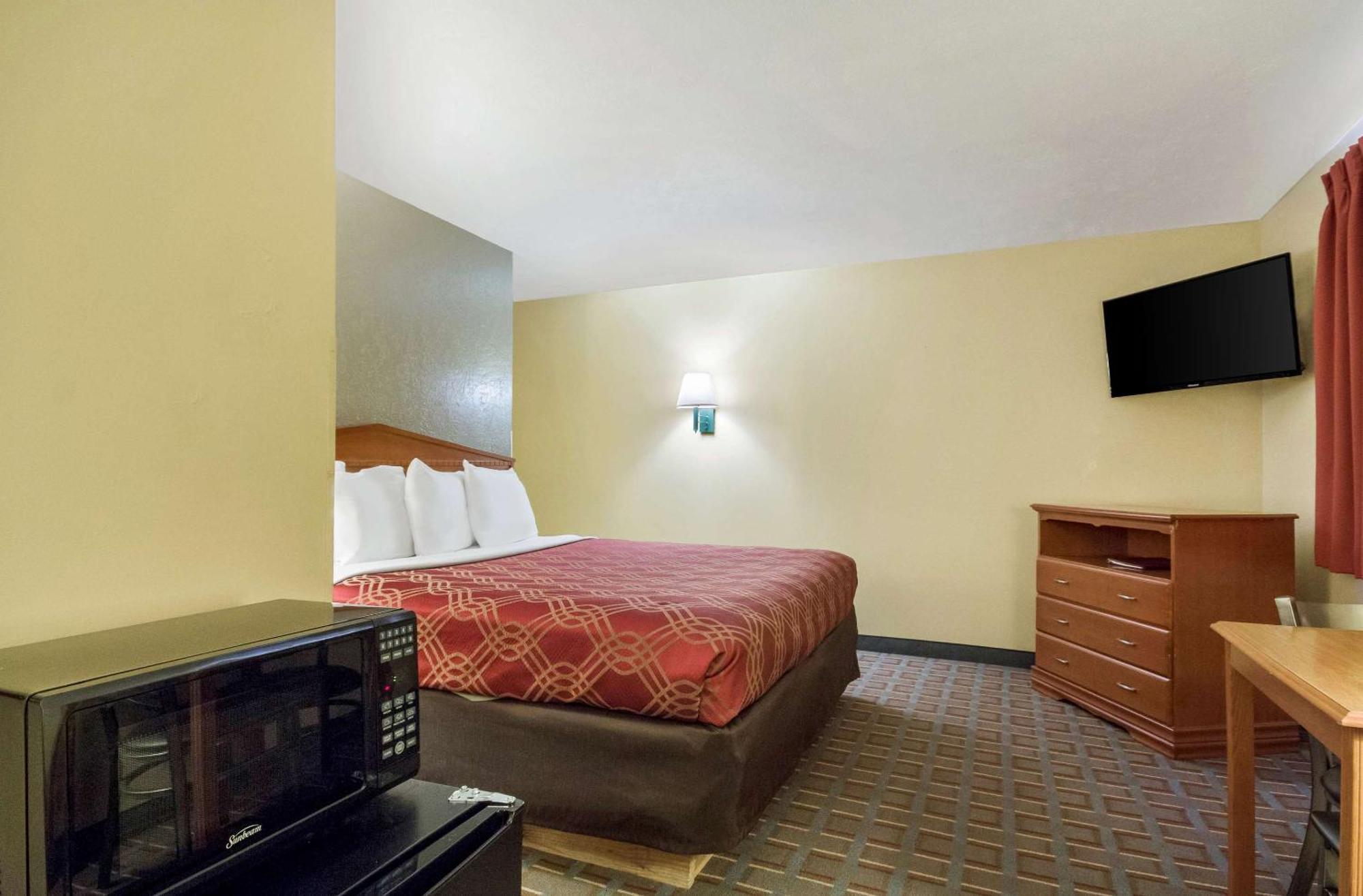 Econo Lodge Lansing - Leavenworth Buitenkant foto