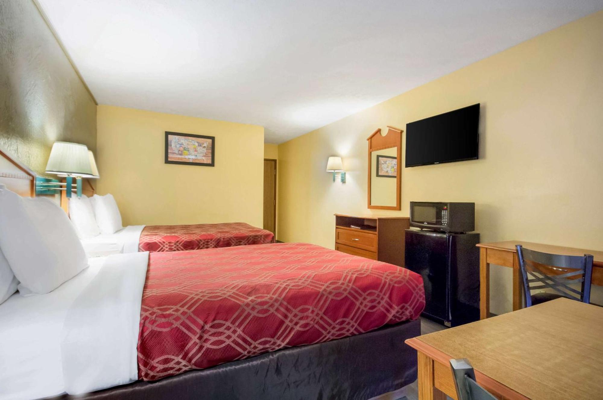 Econo Lodge Lansing - Leavenworth Buitenkant foto