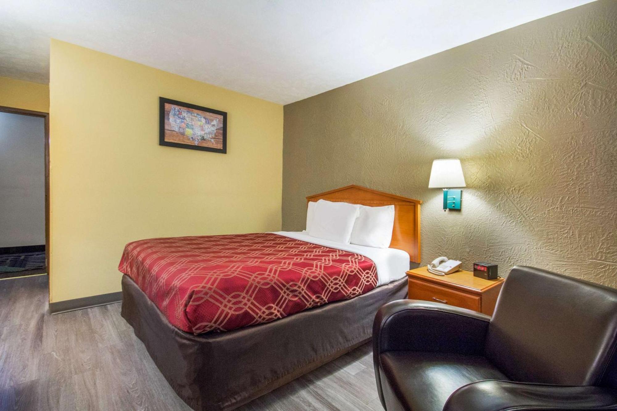 Econo Lodge Lansing - Leavenworth Buitenkant foto