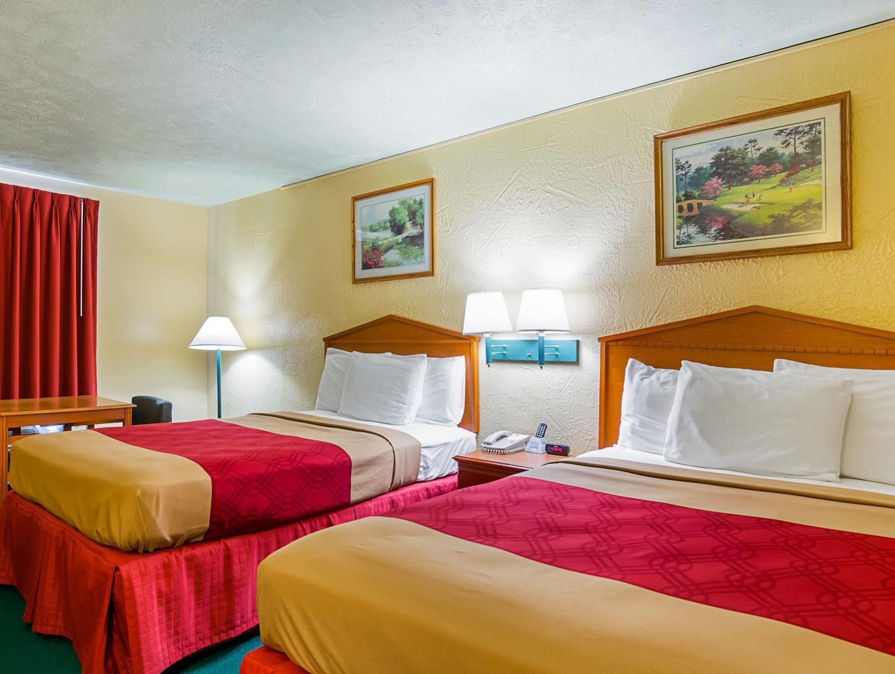 Econo Lodge Lansing - Leavenworth Buitenkant foto