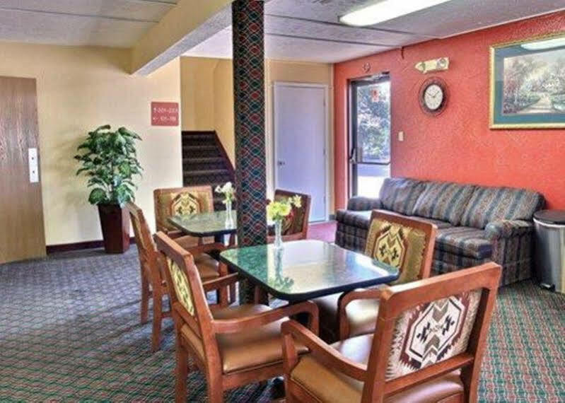 Econo Lodge Lansing - Leavenworth Buitenkant foto